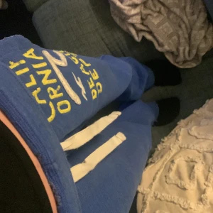 Hollister mjukis  - Säljer dessa då dom är för långa för mej💞 älskar färgen och allt! Inga skador💞