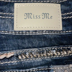 Miss Me Jeans - Säljer dessa miss me jeansen. Såå fina, men måste tyvärr sälja då de är för stora. Midja 28, Längd 32. Endast testade. Köptes för cirka 1200kr men sedan plus tull. Tror ej de säljs längre men är osäker. Inte bootcut men inte skinny mer straight bara.💕