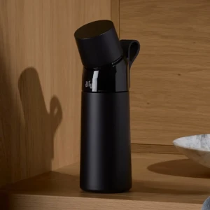 HELT NYA, 2 st. Air up inkl. 3 poddar - ris kan diskuteras! Ordinarie pris- 1178kr 2 st. Air ups Steel Classic 480ml som håller kylan o värmen av drickan. Medföljer 3 st. poddar med smakerna skogsbär, iste persika och citron.  Flaskorna är helt nya o oanvända dock är en  flaska öppnad men fortfarande oanvänd,  poddarna är oanvända o oöppnade!