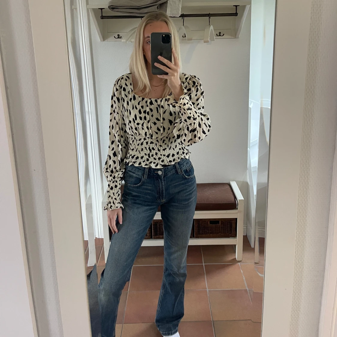 Mönstrad blus med smockdetaljer - 90