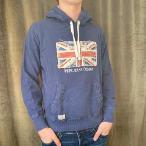 Pepe Jeans - Hoodie - Tja! Säljer denna feta hoodie från Pepe Jeans med Storbritannien flagga på magen! Vid minsta fråga eller fundering hör av er 🤝