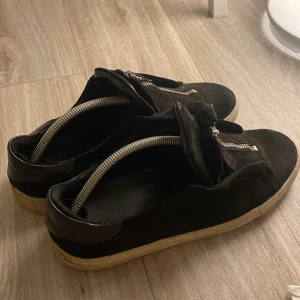 Arigatos - Arigatos Skor med dragkedja. Jättesköna, avända mycket. Skick 6/10 behöver en tvätt bara