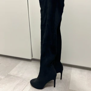 Overknee stövlar med klack  - Supersnygga Overknee stövlar säljes pga har ej kommit till använding. Oanvända. Storlek 37,  pris 300kr. 