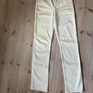 Vita jeans - Raka beiga , vita jeans, med en lite högre midja.  Använda ca tre gånger.  St 34 men är små i storleken. 