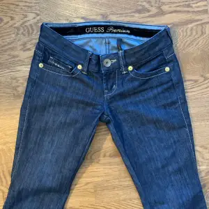 Lågmidjade guess premium jeans🙌🏻🙌🏻🙌🏻Såå coola broderade bakfickor och jätte najs material och detaljer. Midjemåttet är 36,5cm och innerbenslängden 83🕺🕺 Skriv privat vid fler bilder eller frågor 🫶