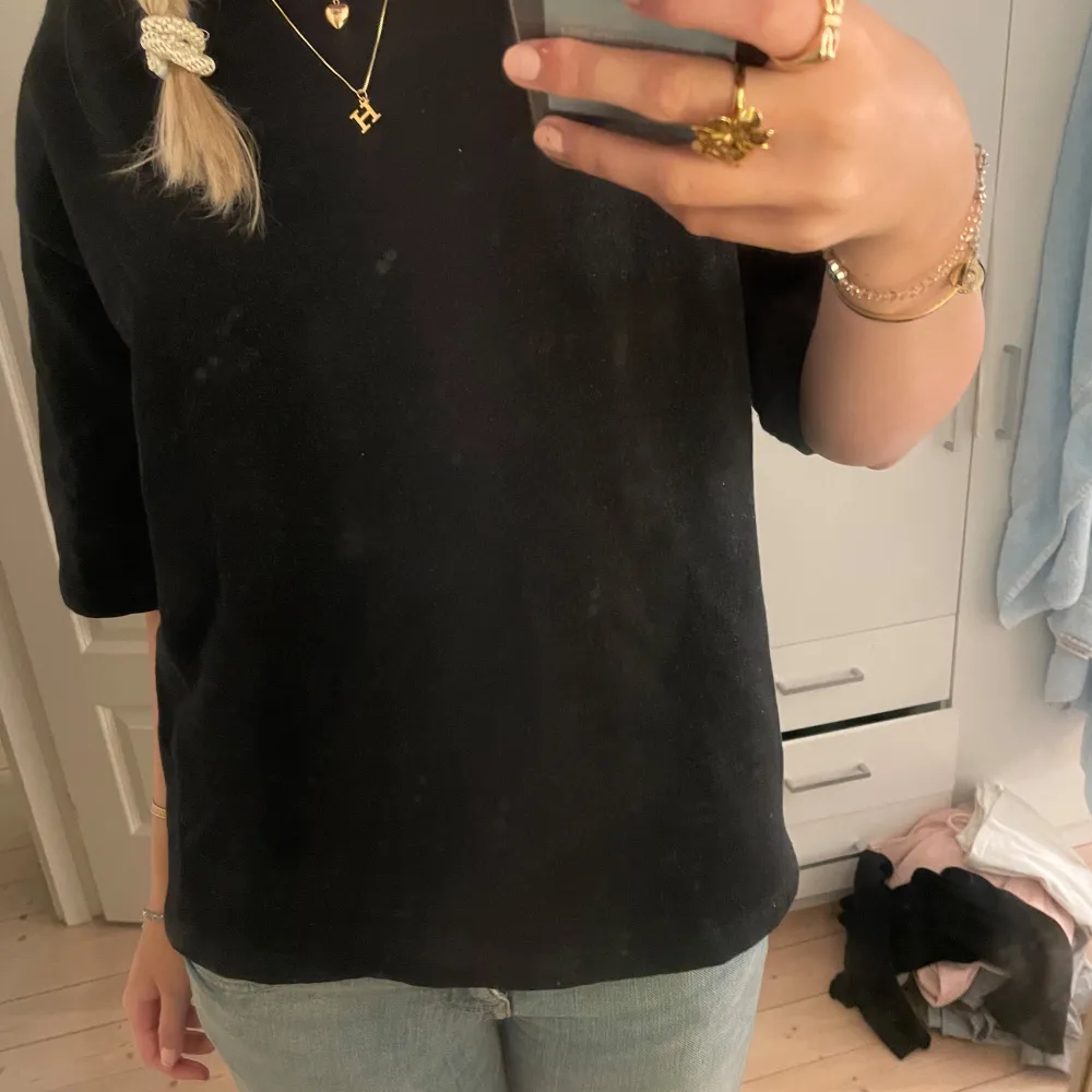 Svart t shirt i sweatshirt tyg💕💕 materialet är lite glittrigt och den är i bra skick❤️. Toppar.