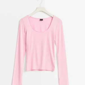 Rosa långärmad topp - Säljer en superfin rosa långärmad topp i mjukt material. Perfekt för både vardag och mysiga hemmakvällar. Den har en enkel och stilren design med rund halsringning. Passar perfekt till jeans eller mjukisbyxor. 💖
