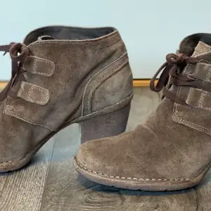 Ankelhöga beige / kaki-färgade stövletter / boots i mocka Snörkängor, mycket mjuka sulor Märke: Clarks Knappt använda. Storlek 40