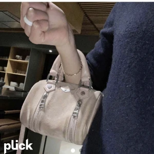 Zadig sunny bag / är villig att byta - Säljer en superfin beige rosa Zadig sunny bag  i mocka material. Den har lite defekter men går att fixa med mockatvätt. Zadig väskan är en gammal modell som inte säljs längre. Den har två handtag och en justerbar axelrem. Väskan är dekorerad med snygga dragkedjor som gör väskan större. Ny pris på väskan ligger runt 3500kr. Jag skulle även kunna tänka mig att byta väska men då måste du vara villig att mötas upp. Väskan är perfekt för både vardag och fest! 👜✨