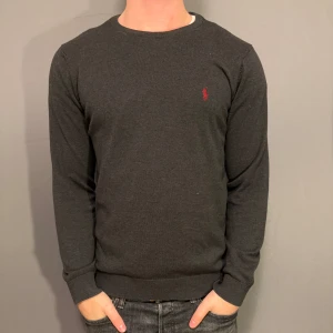 Ralph lauren tröja - Hej säljer nu min fina Ralph Lauren tröja i storlek M. Den är i nyskick och kommer vara otroligt snygg i höst/vinter. Nypris cirka 1200kr! Vi kommer att sälja liknande produkter nu närmare vinter så glöm inte följa profilen!🌊🍾