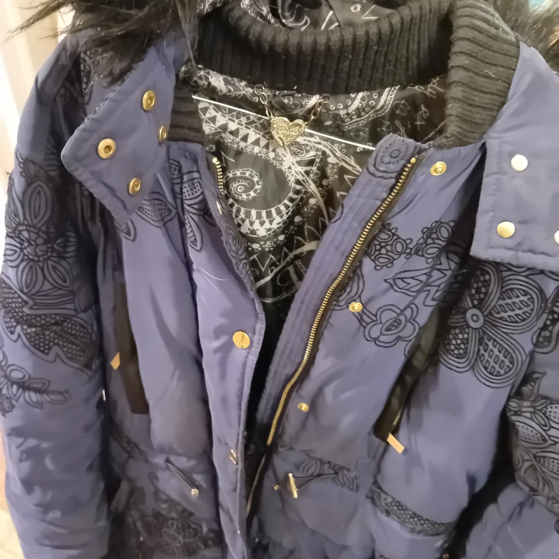 Blå mönstrad jacka med pälsdetaljer