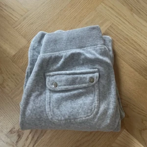 Juicy Couture byxor - Grå juicy couture byxor i storlek XXS. De är i ett väldigt bra skick och är använda sparsamt. Köpta för 1200kr. Skriv för prisförslag! 😊