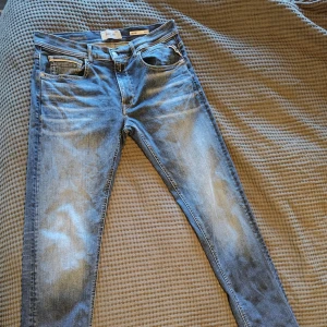 Blå Grover jeans från Replay - Säljer ett par riktigt feta Replay jeans i nyskick, knappt använda. Storleken är 33/34 och säljes pga att de är för stora. Köpta på NK i början av hösten (september). Jättesnygg blå tvätt som passar till allt. Tveka inte för att höra av er ifall ni har några frågor! Nypris: 1700