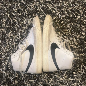 Nike blazers vita - 5 månader gammal alrdig typ använd. Vill ej har dem mer så vill sälja dem.