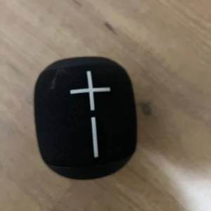Bärbar Bluetooth-högtalare - Säljer min bärbara Bluetooth-högtalare som jag har slutat använda. Högtalaren har kraftfullt ljud och en kompakt design som gör den perfekt för både hemmet och att ta med sig på resor. Nypris var 600 kr, men jag säljer den nu för 400 kr.  Specifikati