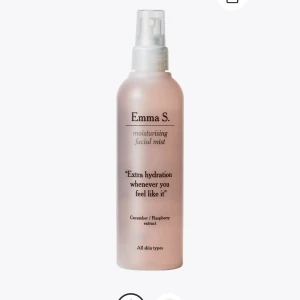 Moisturising Facial Mist från Emma S. - En återfuktande ansiktsmist med gurka och hallonextrakt som ger extra fukt när du behöver det. Perfekt att använda över makeup för en fräsch känsla under dagen. Passar alla hudtyper och har en mild doft av hallon.