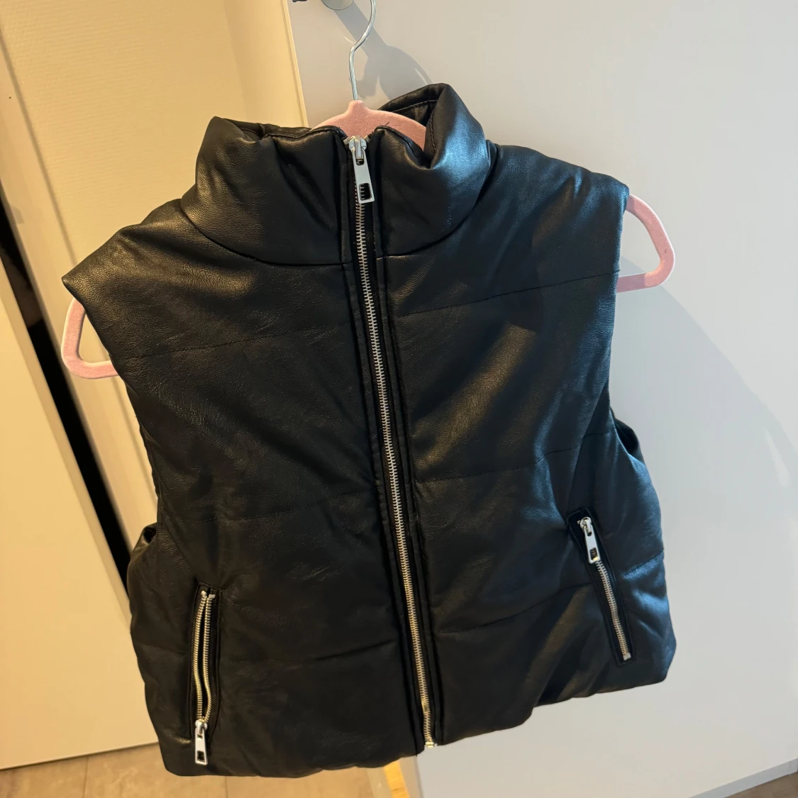 Svart skinnväst med dragkedja