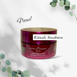 Ny! Rituals Yozakura Pink Sugar Scrub - Upptäck Rituals Yozakura Pink Sugar Scrub med doft av svart ris och yoshino-körsbär. Denna kroppsskrubb är 91% naturlig och kommer i en lyxig burk på 250g. Perfekt för att ge huden en mjuk och len känsla. En ny favorit för din hudvårdsrutin! Slutsåld limited edition. 