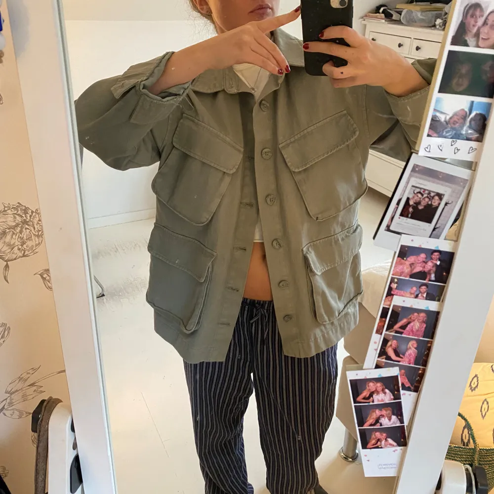 Snygg grön jacka från Zara, storlek XS men skulle säga mer S/M. Grymt skick! . Takit.