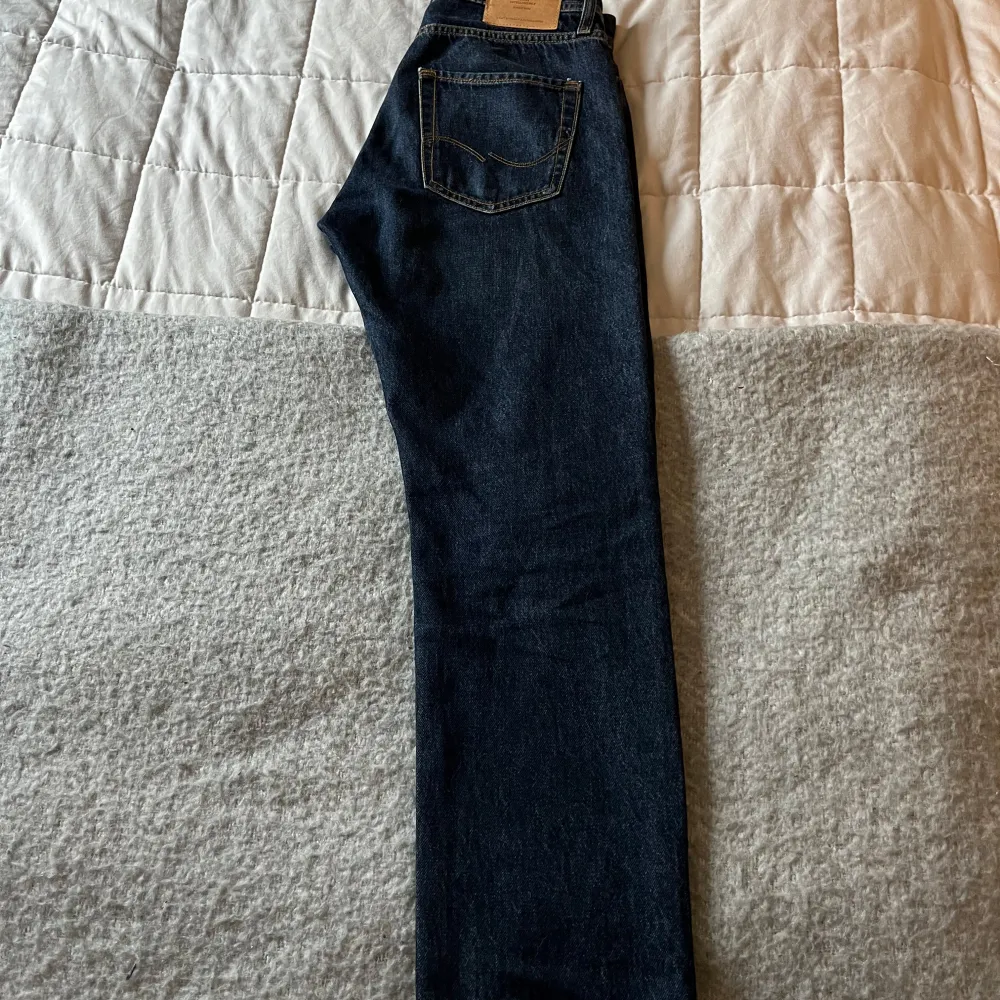 Säljer ett par klassiska mörkblå jeansbyxor i mycket bra skick. De har en straight passform och är perfekta för både vardag och fest. Byxorna har en midwaist och är tillverkade i slitstarkt denim. Perfekta för höst och vår!. Jeans & Byxor.