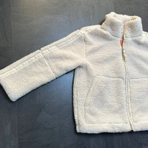 Teddyjacka - Superfin och mysig Teddy/pilejacka från Newyorker som är väldigt lik den från H&M. Finns ocksa en annan teddyjacka i min profil. Prislapp kvar