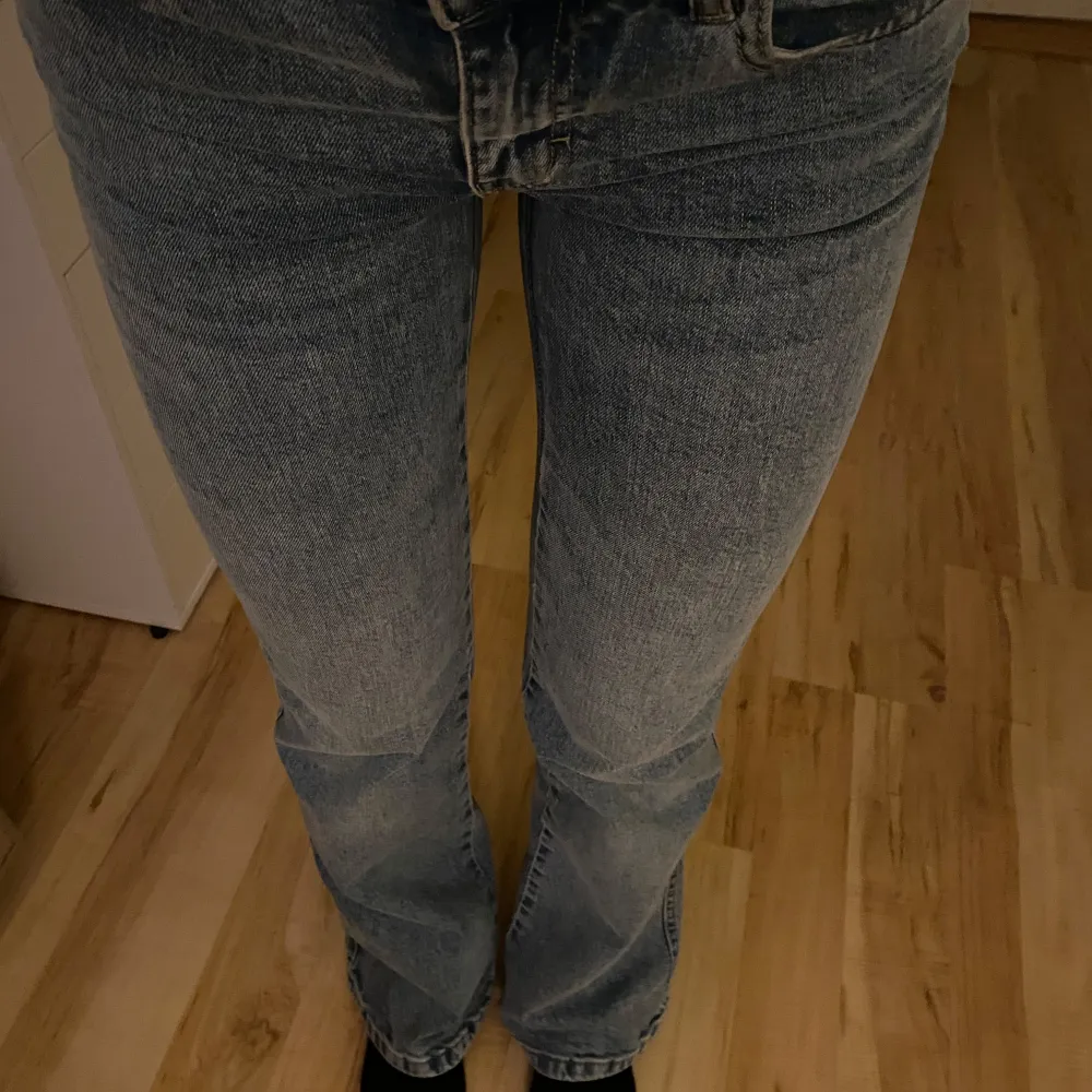 Säljer ett par klassiska blå jeans i bra skick. De har en normal passform och är perfekta för vardagsbruk. Jeansen har en traditionell femficksdesign och stängs med dragkedja och knapp. Perfekta för både höst och vår!. Jeans & Byxor.