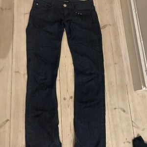 Bootcut lågmidjade jeans - Bootcut lågmidjade marinblå jeans från okänt märke. Köpta second hand. Bra skick men några pärlor har lossnat men inget man tänker på. Passar mig som har s/m , är 167cm lång oxh de är lite för långa på mig.