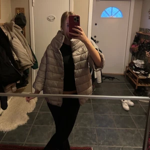 Trekvartsärm jacka - Trekvartsärmad jacka!! Står inget märke i men den är i storlek S! Så fin grå/beige/brun färg och skimrig!! Passar perfekt nu till varmare höst/vinter dagar🩷 fint skick