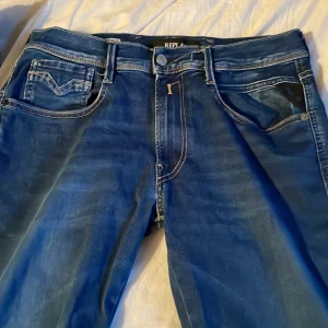 Blå jeans från Replay - Säljer ett par snygga blå jeans från Replay Hyperflex. W31 men uppsydda på längd så längd 29