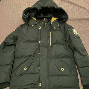 Moose Knuckles Jacka Guld - Helt ny säljes på grund av för små. Priset kan diskuteras.