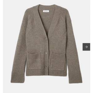 Stickad ullkofta från Wera - Säljer en mysig stickad ullkofta från Wera i färgen Mole Mel. Koftan har en klassisk design med knappar framtill och två praktiska fickor. Aldrig använd. 