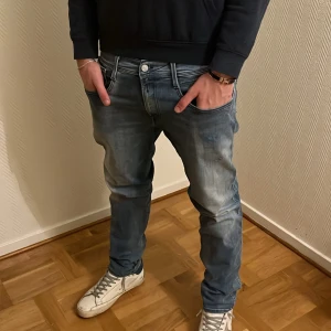 Replay anbass jeans (Ljusblå) - |Replay anbass|Riktigt bra skick på dessa Inge defekter eller liknande 9/10|Feta slitningarna som man ser på bild 5|Nypris runt 1,7k mitt pris 649kr|Hör av dig vid funderingar|Pris kan diskuteras vid snabb affär| Mvh Malte💙