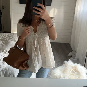 Beige blus med knytband - En superfin blus från Odd molly som knyts där fram🍂🍁🧡