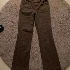 Bruna jeans - De är typ knappt använda. Väldigt sköna. Storlek 38. Priset kan diskuteras så det är bara att skriva till mig🩷