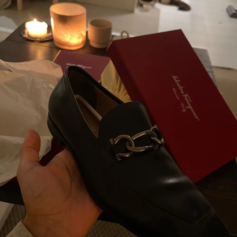 Säljer helt nya ferragamo skor, använt en gång. Köpt i Italien. Nypris 7500kr. Skor.