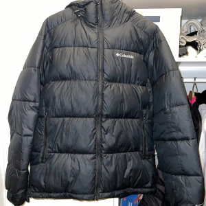 Puffer winter jacket - Yhden talven käytetty Columbian talvitakki. Tosi hyvässä kunnossa eikä ole yhtään näkyviä käytön jälkiä. Koko on miesten s eli vastaa enemmän naisten kokoa m.