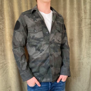Replay Overshirt  - Tja! Säljer denna otroligt feta overshirt i Camo från Replay.  Overshirt är i använt men bra skick. Vid minsta fråga eller fundering hör av er 🤝