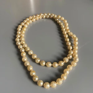 Vintage pärlhalsband gammalvit - Pärlhalsband gjort i plast, kondition 3/5, sliten men fortfarande en fin gammaldags vit/gul färg