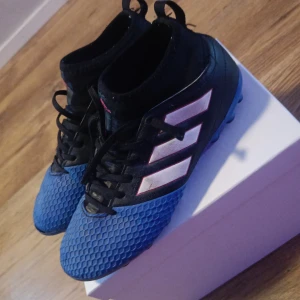 Fotbollskor  - Bra sckik fina fotbollskor håller länge  