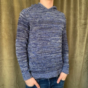 Stickad hoodie  - Tja! Säljer denna snygga stickade hoodie! Vid minsta fråga eller fundering hör av er 🤝