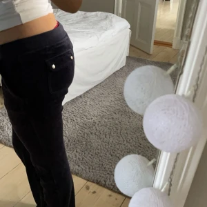 Juicy Byxor - Säljer mina juciy då dom inte kommer till användning längre Dom är lågmidjade, dom är lite korta på mig som är 170 