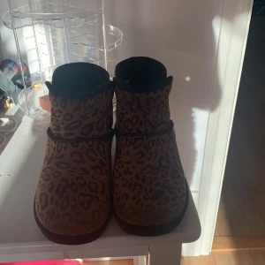 Leopardmönstrade boots från Din Sko - Säljer ett par snygga leopardmönstrade boots från Din Sko i storlek 36. De är i mycket bra skick och perfekta för höst och vinter. Skorna har en bekväm passform och är gjorda i ett mjukt material ❤️