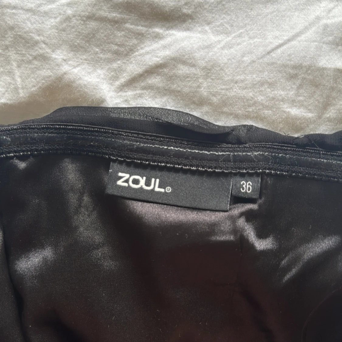 Svart axelbandslös klänning från Zoul - 92