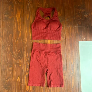 Rött träningssätt - Storlek S i både shorts och bh, jättefint men har inte kommit till användning. Säljes helst ihop. Vet ej märke. 