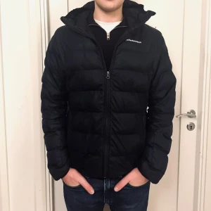 Mörkblå dunjacka från PeakPerformance - Säljer en mörkblå dunjacka från PeakPerformance i rätt bra skick. Det finns några små märken på, men inget som syns när man har den på sig!