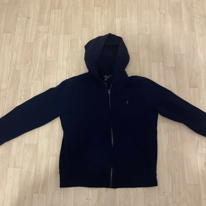 Ralph lauren tröja - Hej, säljer nu den här feta Ralph lauren tröjan eftersom den inte kommer till användning, nypris 1250kr mitt pris 300