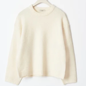 Vit stickad tröja - jättefin stickad tröja från gina🩷 Det är crew neck knitted sweater