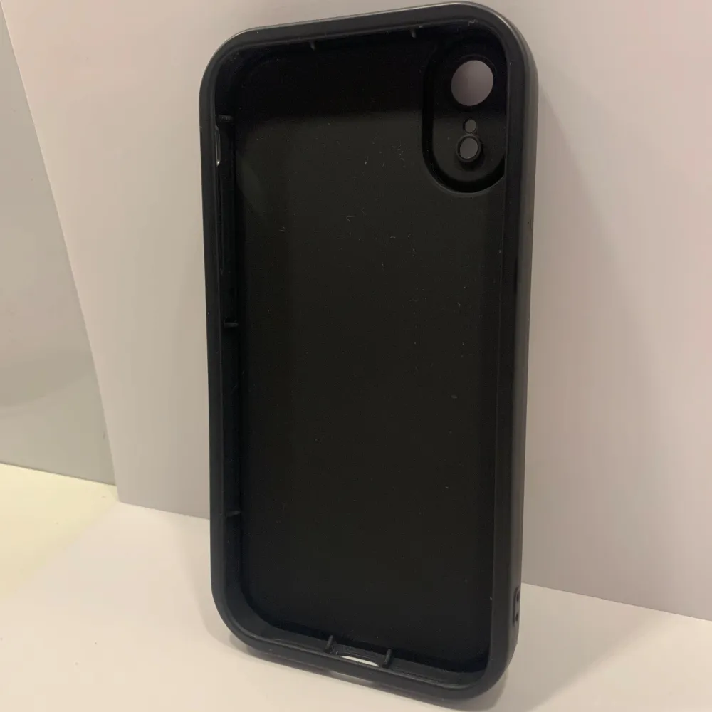 Nytt mobilskal till Iphone XR. Svart med gula solrosor på. Skalet har även en ”förhöjning” uppe vid kameralinsen vilket gör att varken motivet eller kameran ligger direkt mot eventuella ytor som kan skada. Super fint skal men tyvärr har jag ingen användning för det🌼. Accessoarer.