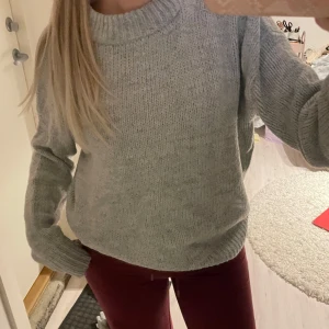 Stickad grå tröja  - Säljer då den ej kommer till användning! Super skön och perfekt till höst och vinter🫶🏻