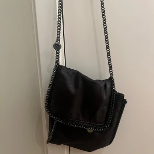 Stella Mcartney väska - Säljer min as snygga väska som passar till allt! Skola, stan, träffa kompisar allt!  Nypris: 5000kr Mitt pris: 700 Buda på. 😊